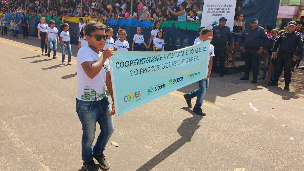 Escolas celebram o cooperativismo em desfiles cívicos
