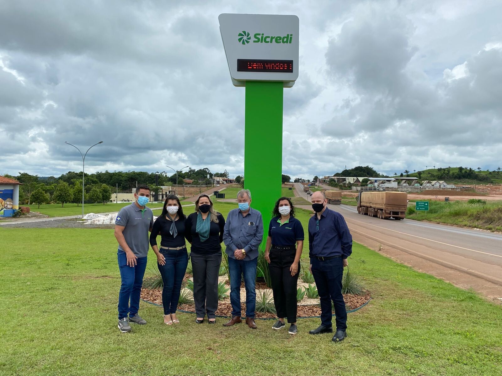 Sicredi Grandes Rios MT/PA entrega relógios digitais em cidades do Mato Grosso e Pará